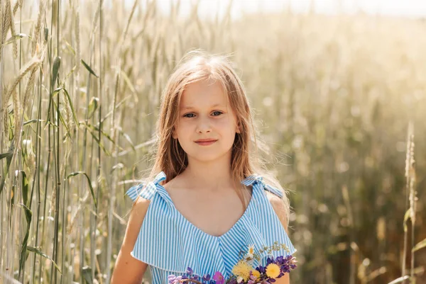 Красива Маленька Дівчинка Блакитній Сукні Квітами Природі Влітку — стокове фото