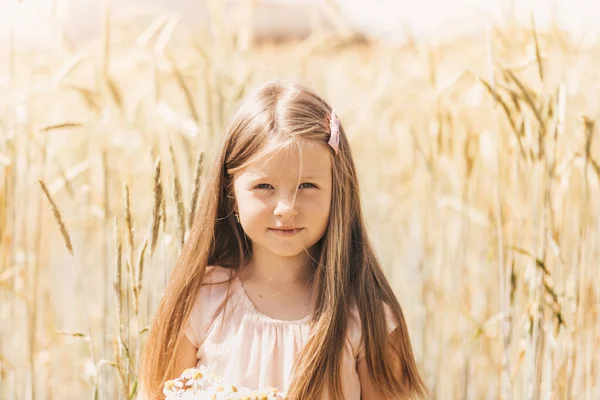 Портрет Красивої Маленької Дівчинки Блондинки Пшеничному Полі — стокове фото