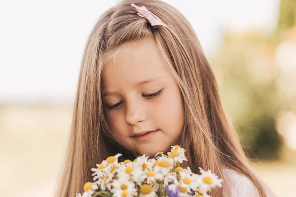 Uma Menina Bonita Com Buquê Margaridas Campo Trigo — Fotografia de Stock