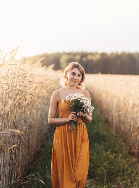 Una Joven Hermosa Para Campo Trigo Sostiene Ramo Margaritas Sus — Foto de Stock