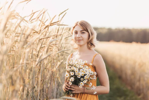 Buğday Tarlasında Bir Buket Papatyayla Güzel Bir Kız — Stok fotoğraf