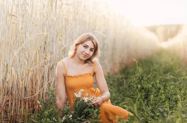 Genç Güzel Bir Kız Buğday Tarlasında Oturur Elinde Bir Buket — Stok fotoğraf