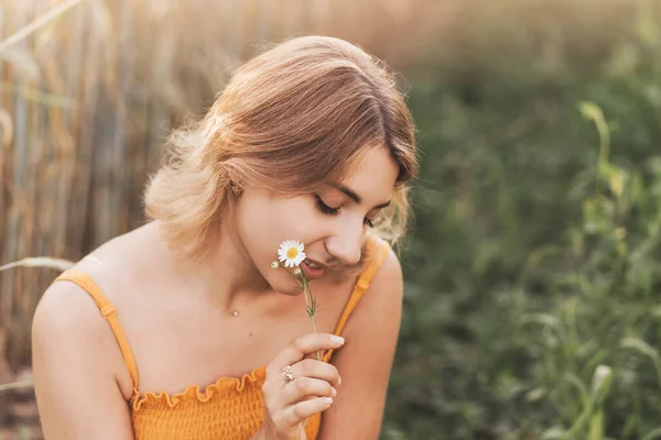 Genç Güzel Bir Kız Papatya Çiçeği Tutuyor — Stok fotoğraf