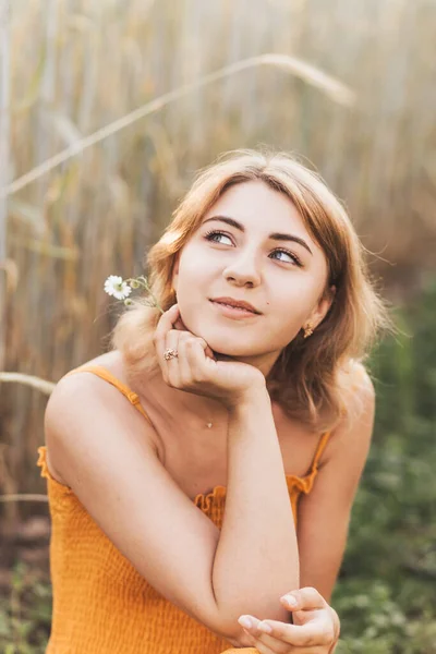 Una Joven Hermosa Niña Sostiene Una Flor Manzanilla — Foto de Stock