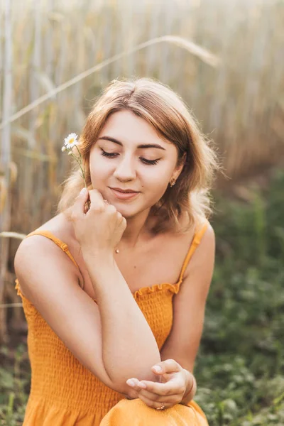 Молодая Красивая Девушка Держит Цветок Ромашки — стоковое фото