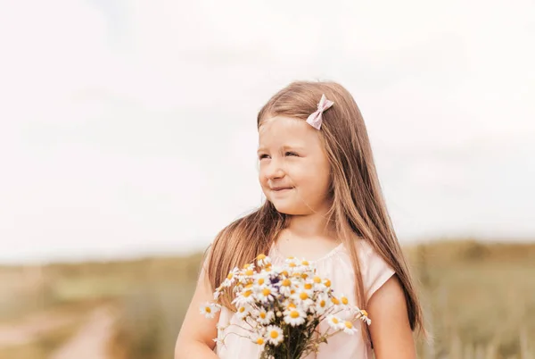 Liten Vacker Flicka Med Bukett Prästkragar Ett Vetefält — Stockfoto