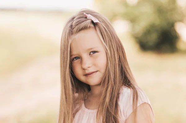 Porträtt Vacker Liten Flicka Blond Ett Vetefält — Stockfoto