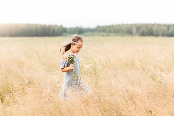 Little Girl Bouquet Flowers Walks Meadow Love Spring Blooming — Stock Photo, Image