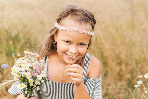 Una Niña Hermosa Recoge Margaritas Prado — Foto de Stock