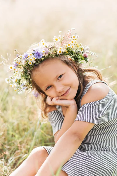 草原に花の花輪を持つかわいい笑顔の女の子 愛らしい小さな子供の屋外の肖像画 — ストック写真