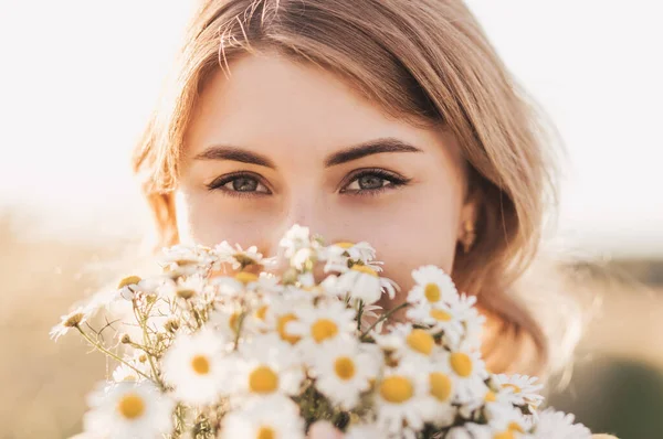 Buğday Tarlasında Bir Buket Papatyayla Güzel Bir Kız — Stok fotoğraf