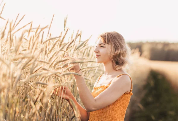 Портрет Молодой Красивой Девушки Пшеничном Поле — стоковое фото