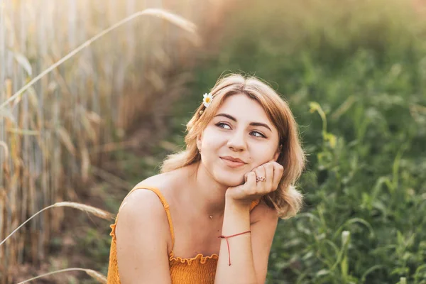 Saçında Papatya Çiçeği Olan Güzel Bir Kız — Stok fotoğraf