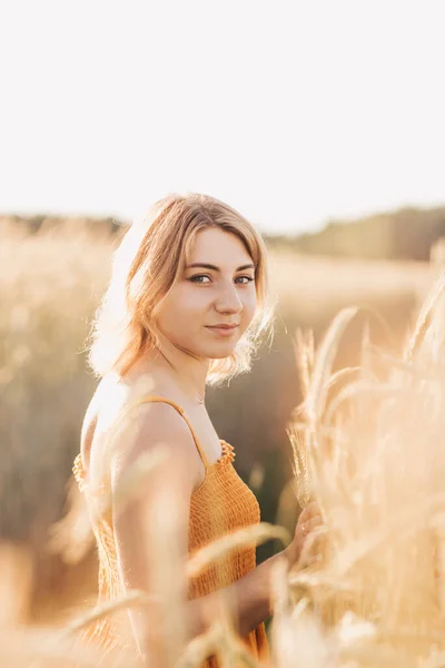 Buğday Tarlasında Güzel Bir Kızın Portresi — Stok fotoğraf
