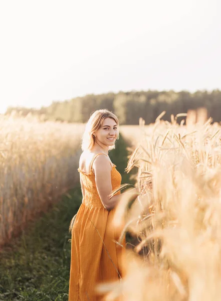 Retrato Una Joven Hermosa Campo Trigo — Foto de Stock