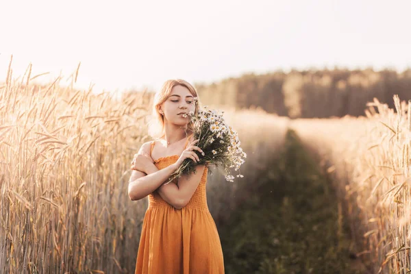 Genç Güzel Bir Kız Buğday Tarlasında Duruyor Elinde Bir Buket — Stok fotoğraf