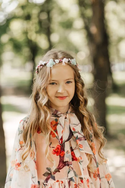 Portré Egy Gyönyörű Kislány Hosszú Szőke Haj Parkban Nyáron — Stock Fotó