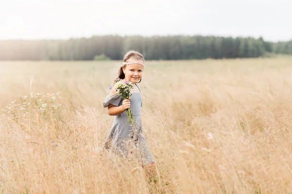 Una Niña Con Ramo Flores Camina Por Prado Amor Primavera — Foto de Stock