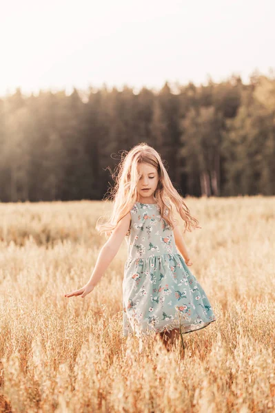 Lycklig Liten Flicka Springer Genom Ett Vetefält Sommaren Solig Dag — Stockfoto