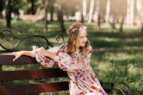 一个漂亮的小女孩走在城市公园里做梦 — 图库照片
