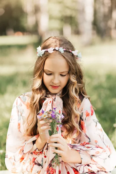 Маленька Дівчинка Довгим Білим Волоссям Букетом Польових Квітів Парку — стокове фото