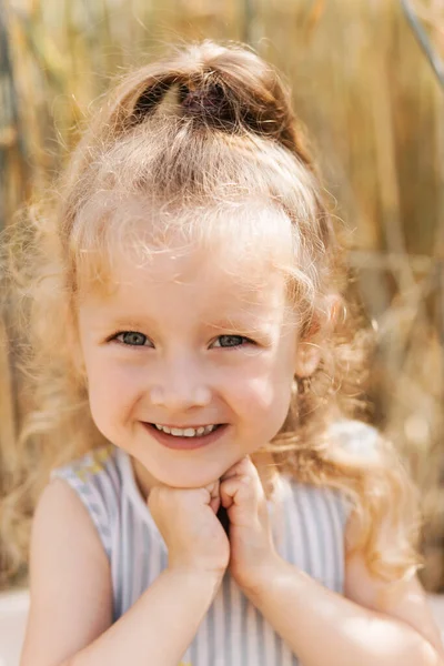 Крупним Планом Портрет Усміхненої Маленької Дівчинки Блондинки Природі Влітку — стокове фото