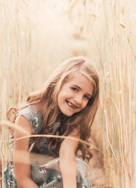Uzun Saçlı Buğday Tarlasında Yürüyen Güzel Küçük Bir Kız — Stok fotoğraf