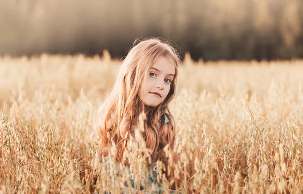 Щаслива Дівчинка Проходить Через Пшеничне Поле Влітку Сонячний День Літній — стокове фото
