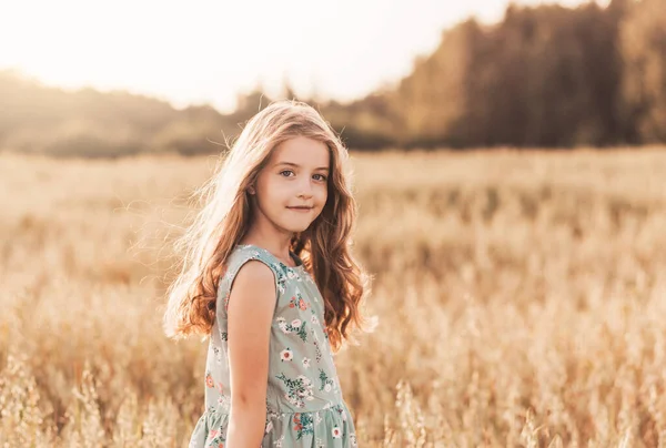 Egy Boldog Kislány Fut Búzamezőn Nyáron Egy Napsütéses Napon Nyáron — Stock Fotó