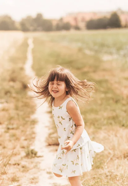 Маленька Дівчинка Проходить Через Пшеничне Поле Дівчина Розважається Сміється Задоволенням — стокове фото