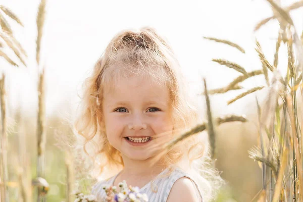 Close Portret Van Een Lachend Klein Meisje Blond Natuur Zomer — Stockfoto