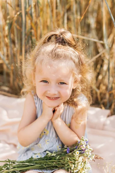 夏天的时候 带着一束野花的金发小女孩 — 图库照片