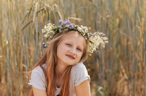 Doğada Yaz Aylarında Başında Çiçek Çelengi Olan Tatlı Bir Kız — Stok fotoğraf