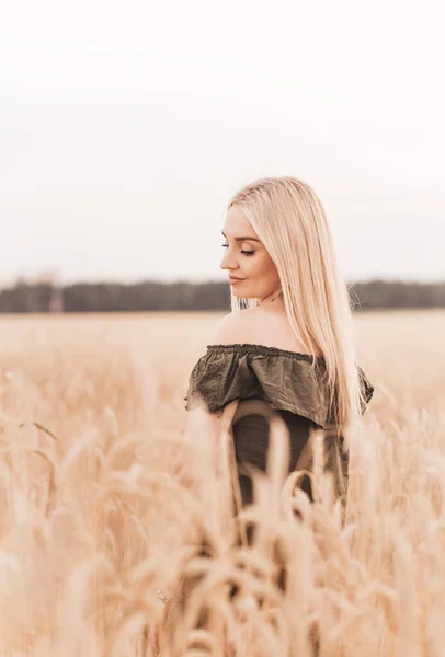 Genç Güzel Sarışın Bir Kadın Yazın Buğday Tarlasında Yürüyor — Stok fotoğraf