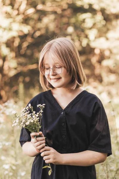 Petite Fille Dans Une Robe Élégante Noire Dans Nature Été — Photo