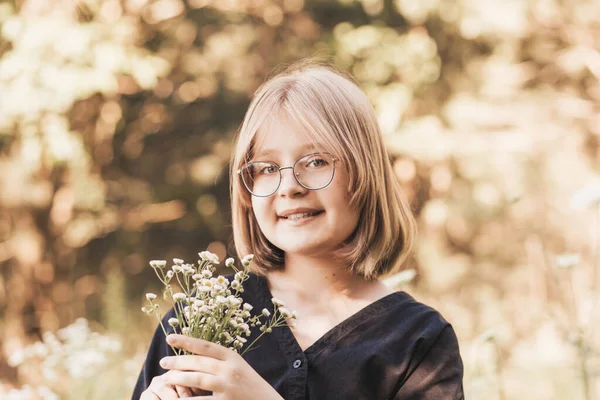 Kislány Egy Fekete Elegáns Ruha Természetben Nyáron Virágok — Stock Fotó