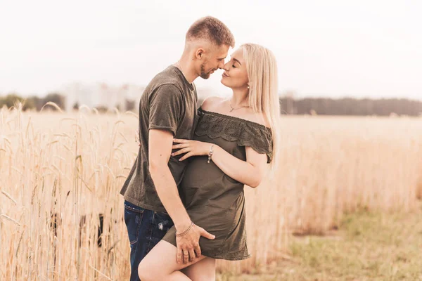 Mladý Pár Muž Žena Sebe Dívají Láskou Létě Přírodě — Stock fotografie