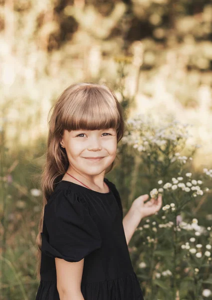 Liten Flicka Svart Snygg Klänning Naturen Sommaren Med Blommor — Stockfoto