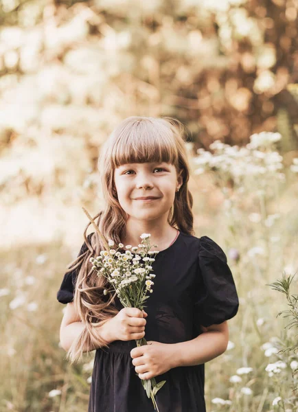 Liten Flicka Svart Snygg Klänning Naturen Sommaren Med Blommor — Stockfoto