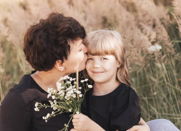 Mãe Gentilmente Abraça Sua Filha Natureza Verão Maternidade Feliz — Fotografia de Stock