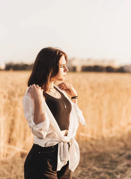 Genç Kız Yazın Doğada Yalnız Yürür Siyah Saçlı Liseli Kız — Stok fotoğraf