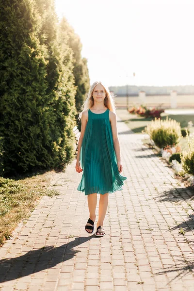 Güzel Genç Kız Yazın Parkta Yürüyor — Stok fotoğraf