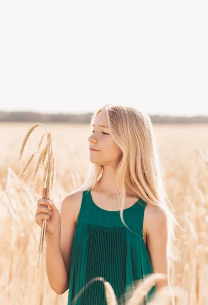 Piękna Nastolatka Długimi Siwymi Włosami Przechadzająca Się Przez Pole Pszenicy — Zdjęcie stockowe