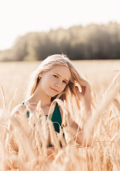 Belle Adolescente Avec Longs Cheveux Blancs Marchant Dans Champ Blé — Photo