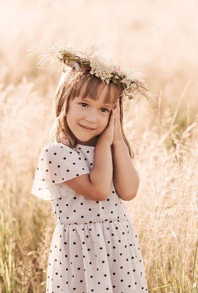 Liten Söt Flicka Krans Blommor Huvudet Naturen Sommaren — Stockfoto