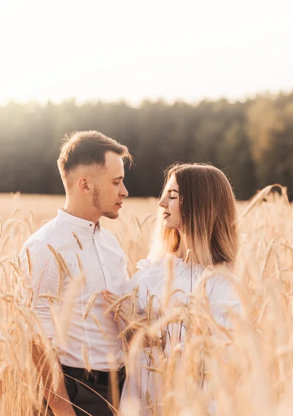 Mladý Pár Muž Žena Objetí Něhou Přírodě Létě Milenci — Stock fotografie