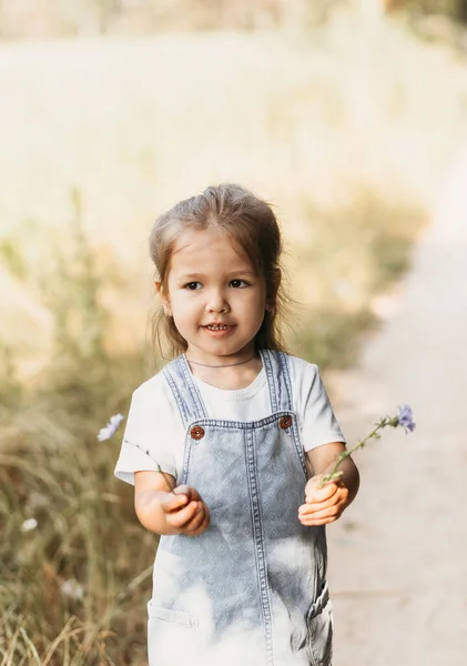 Positiv Charmig Liten Flicka Njuter Sommaren Solig Dag Uttryck Känslor — Stockfoto