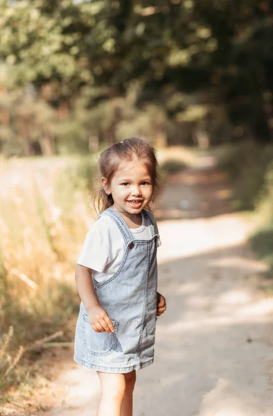 Positiv Charmig Liten Flicka Njuter Sommaren Solig Dag Uttryck Känslor — Stockfoto