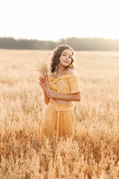 Красивая Девочка Подросток Длинными Волосами Ходит Пшеничному Полю Солнечный День — стоковое фото