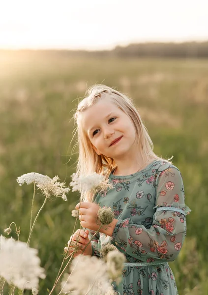 Positief Charmant Klein Meisje Genieten Van Zomer Zonnige Dag Expressie — Stockfoto